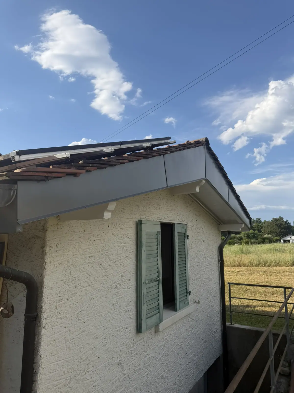 Habillage de virevent en aluminium sur une maison contemporaine.