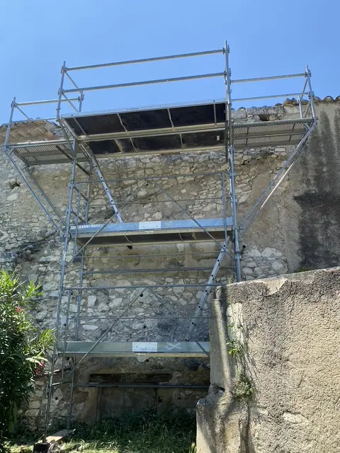 Échafaudage monté le long d'une façade.