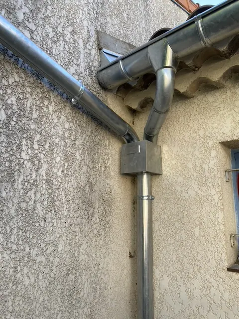 Descente d'eau pluviale.