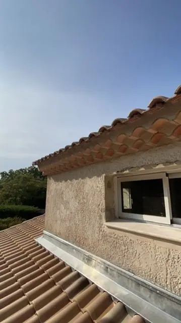 Solin de tête au raccord d'une couverture et d'un mur, point sensible d'infiltration.